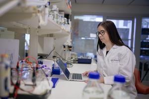Sofie Degerman in lab