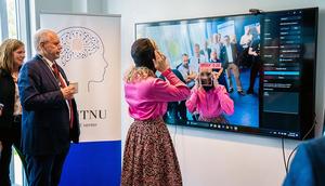 Norwegian Minister of Digitalisation and Public Governance testing masks