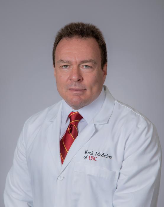 Rodrigo Antonio Brant Fernandes, MD, PhD, is an ophthalmologist with Keck Medicine of USC and the study surgeon.