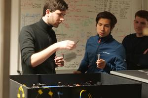 Tobias Bauer (left) and Marlon Schäfer (right) from Saarland University and Tim Strobel (center) from the University of Stuttgart preparing for an experiment with mobile quantum frequency converters.