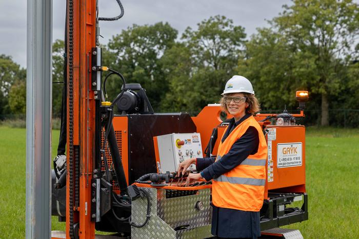 Margot van der Starre, Vice President of Utrecht University, opens the solar field