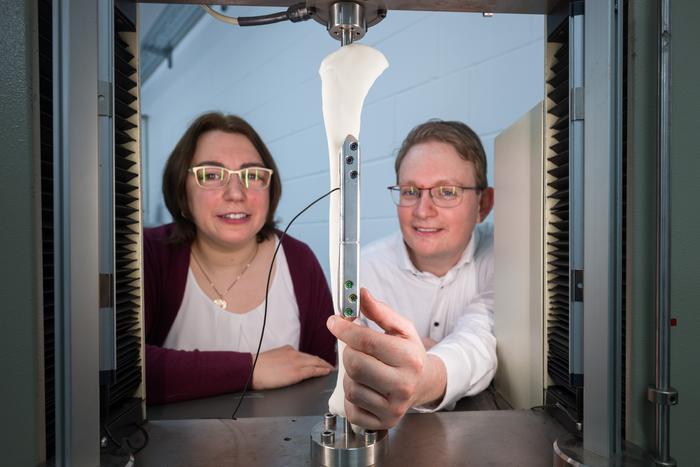 'Artificial muscles' help fractured leg bones heal better
