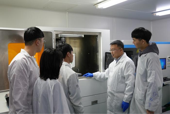 Prof. Jiankang He and his students at the Biofabrication Lab at XJTU