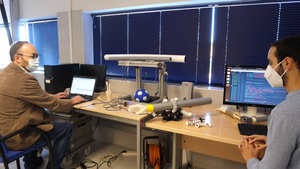 “Rolling fingers”, the robotic hand designed by the uma that moves objects in a single grasp