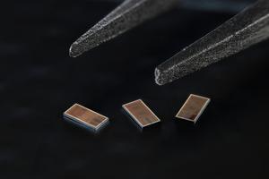 LogSync chips, measuring approximately 4x2 mm. 2026 EPFL / Lundi13 - CC-BY-SA 4.0