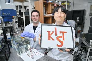 [Figure 3] A researcher illuminates an LED with the KIST logo via wireless power transfer.