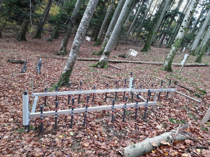 Soil gas monitoring using automatic collectors: soil air samples were taken regularly over a period of several years using pipes permanently inserted into the soil.