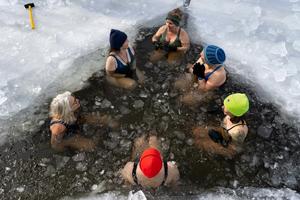 No acceleration of recovery from exercise-induced muscle damage after cold or hot water immersion in women: A randomised controlled trial