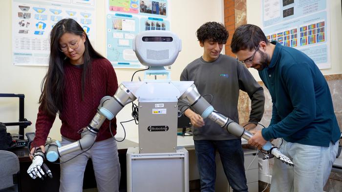 A UC3M assistive robot learns to move its arms to set and clear the table by observing humans