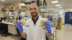 Dr Elsharkawy and wool