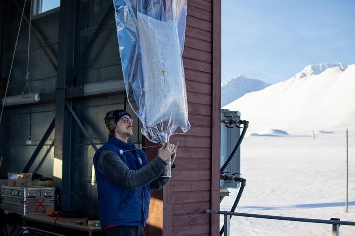 Josua Schindewolf brings the balloon to the launch platform on the downwind side