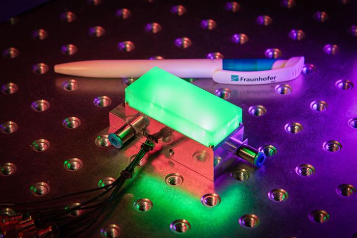 compact integrated quantum magnetometer
