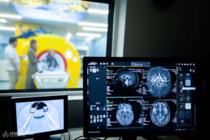 The special MRI equipment, as well as the submarine-themed waiting room and examination room, are housed in the Central Patient Care Building of Semmelweis University