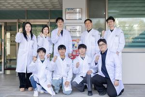Dr. Seungju Han, Dr. Yunjo LEE(from the right) and research team at KRICT