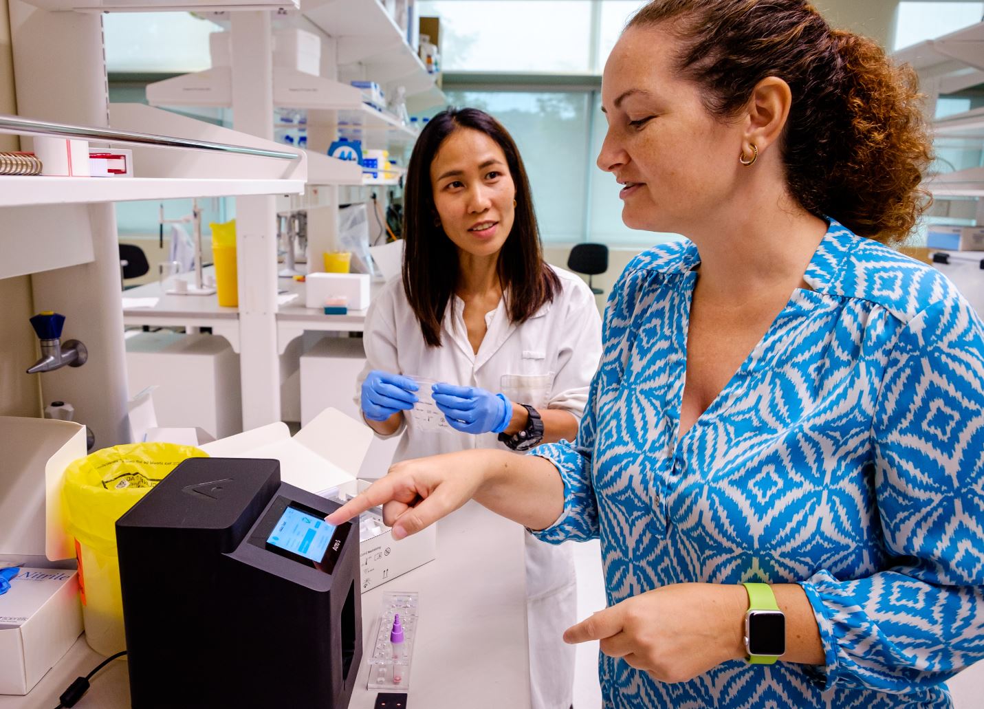 [Photo 3] SMART-Scientific-Director-of-Antimicrobial-Resistance-Interdisciplinary-Research-Group-Dr-Megan-McBee-in-discussion-with-former-SMART-researcher-Dr-Patthara-Kongsuphol-who-is-now-working-to-commercialise-