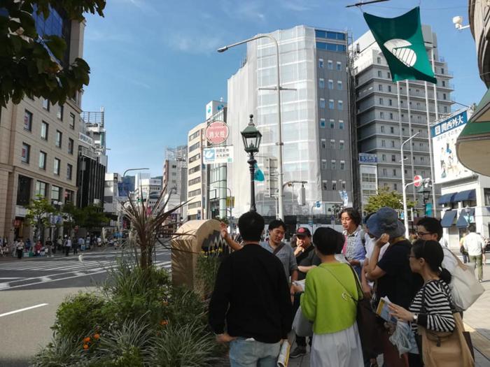 Koshiro (center, in back) leads a city walk event around the former foreign settlement in Kobe.