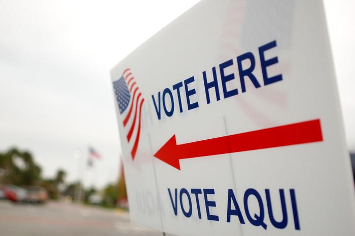 "Vote here, vote aqui" by whiteafrican is licensed under CC BY 2.0.