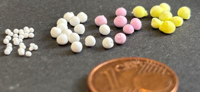 Catalytic enzyme beads consisting of colorless proteins and also containing red or yellow cells.  (Photo: Jennifer Kühne, IBG-1, KIT)