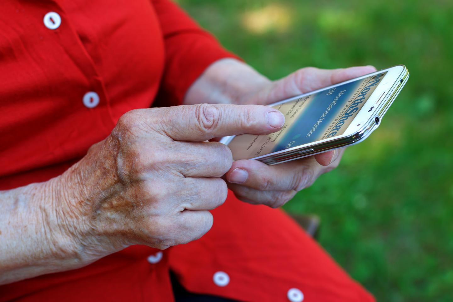 Patient Viewing MoveSense, Passive Oxygen Saturation App