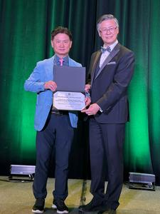Prof. Ng (left) also receives the Donald Stanley Award, presents annually for the best paper published in the Canadian Geotechnical Journal.