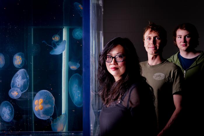 Nicole Xu photo with graduate students and jellyfish