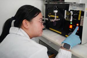NUS CDE Researchers Uncover How Cells Remember Their Surroundings to Move through Tight Spaces