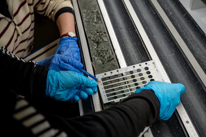 With the Munsell Soil Colour Chart the cores are described visually in colour and structure as acurately as possible. Photo: Diekamp@ECORD_IODP3_NSF