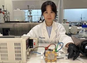 University of Adelaide PhD candidate Xintong Gao with the membrane-free urea electrolysis system