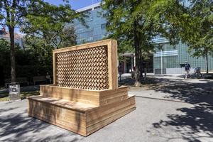 A cooling wall made from 3D-printed cubes stands on the Neue Technik campus of Graz University of Technology.