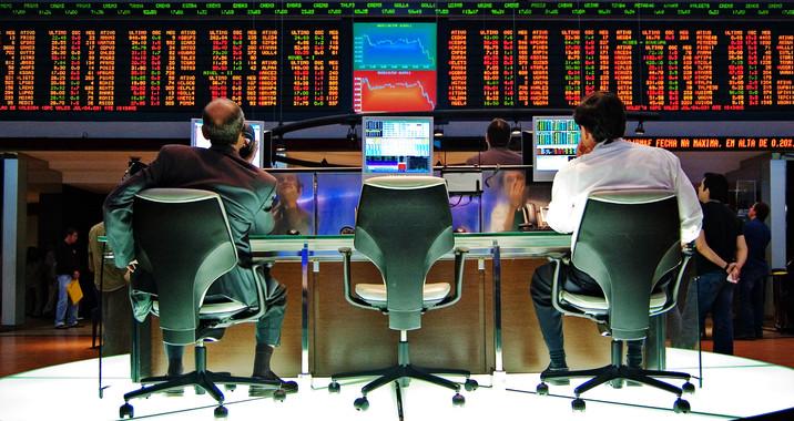 Neural Network Model Predicts whether a Bank Can Go Bust