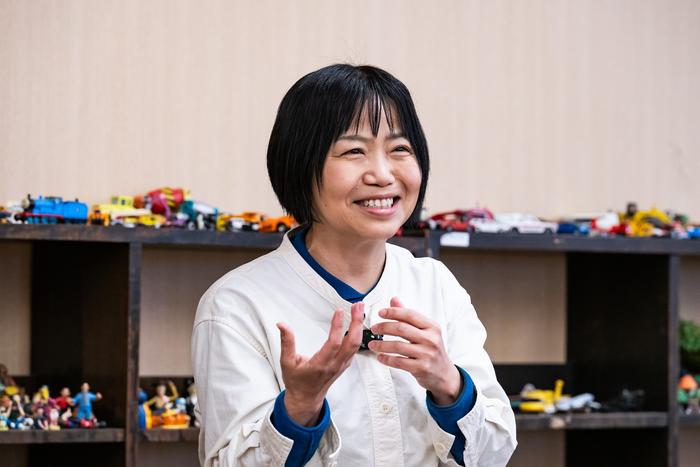 Associate Professor Nomura explains her research in a counseling room with toys