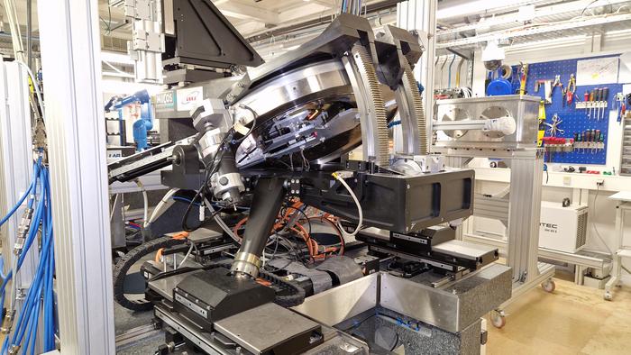 KIT’s SR-CL station at the European Synchrotron Radiation Facility in Grenoble enables the researchers to examine the inside of centimeter-scale, flat samples with micrometer-range resolution. (Photo: Simon Bode, KIT)