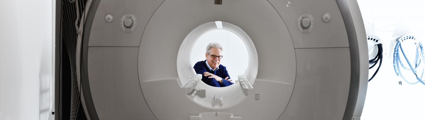 Jens Frahm with an MRI scnanner