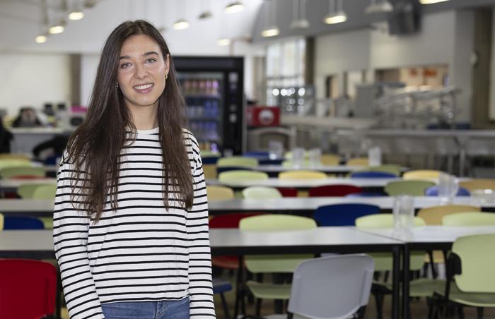 Naiara Martínez, Researcher at the Microfluidics & BIOMICs Cluster, in the cafeterias of the EHU | Photo: Laura López
