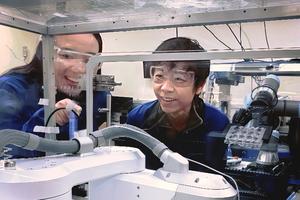 “AI advisor” helps self-driving labs share control