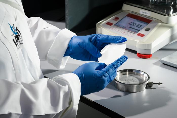 Scientists at the IAMT are working on innovative membrane materials that allow water to pass through while retaining contaminants. Nanofiltration is a pressure-based process in which the pores of the membranes are only a few nanometers in size. (Photo: Cy
