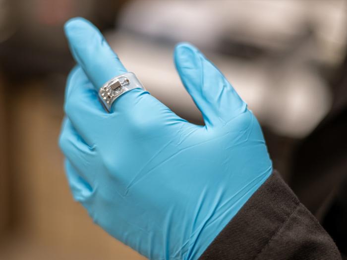 wearable ring with an embedded, miniaturized accelerometer