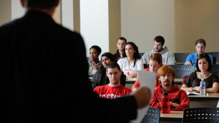 Study Shows that Students Give Higher Marks to Male Instructors