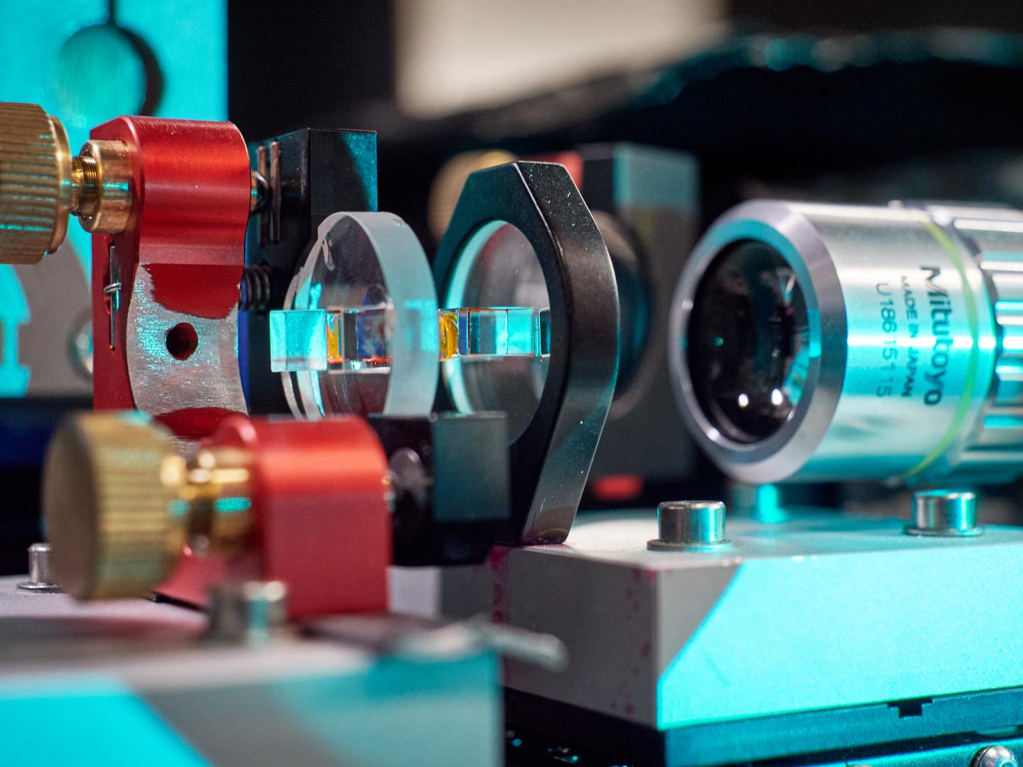 The optical microresonator filled with dye solution (yellow).