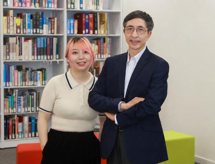 Prof. LI Ping, Dean of the School of Humanities and Social Science and Chair Professor of Psychology and Cognitive Science at HKUST (right) and Dr. PENG Yingying, HKUST Postdoctoral Fellow and the paper’s first author (left).