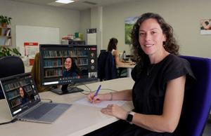 Amaia Irizar-Loibide, EHU lecturer and supervisor of Sara López de Calle’s PhD thesis, on screen.