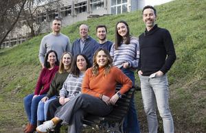 From left to right: Eduardo Pelegri, Aitor Rementeria, Oier Rodriguez, Nahia Cazalis and Andoni Ramirez; and on the lower row, Aitziber Antoran, Leire Aparicio, Lucia Abio and Leire Martin. Members of the MicrobiomicsEHU group | Photo: Egoi Markaida