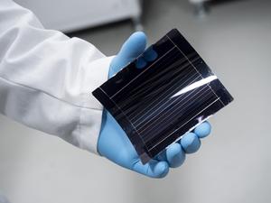 Tandem perovskite solar cell