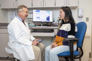 Doctor meets with patient using AI scribe