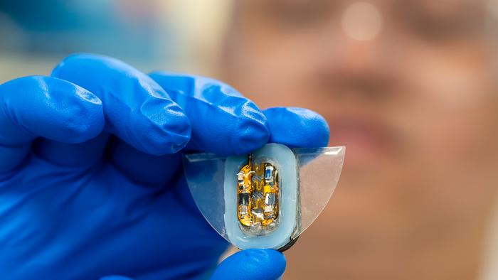 The magnetically actuated manta ray robot is equipped with flexible batteries, soft magnetic elastomer actuators and a lightweight hybrid circuit for sensing and wireless communication.