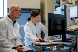 Dr. Vera Meyer and Dr. Enno Schefuß discuss the isolation of organic compounds at the preparative gas chromatograph. Photo: MARUM – Center for Marine Environmental Sciences, University of Bremen; V. Diekamp