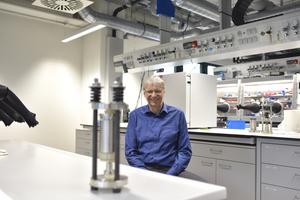 Prof. Thomas F. Fässler in his laboratory at the Chair of Inorganic Chemistry with a Focus on Novel Materials