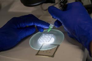 Preparation of a glass microfluidic device for bonding onto substrates equipped with microelectrodes.