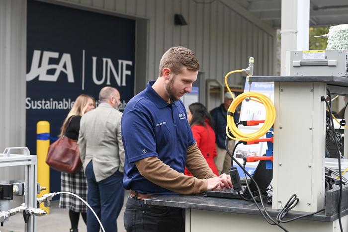 Student working in UNF JEA Lab