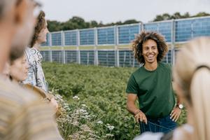 Students and researchers at the AU agrivoltaic field